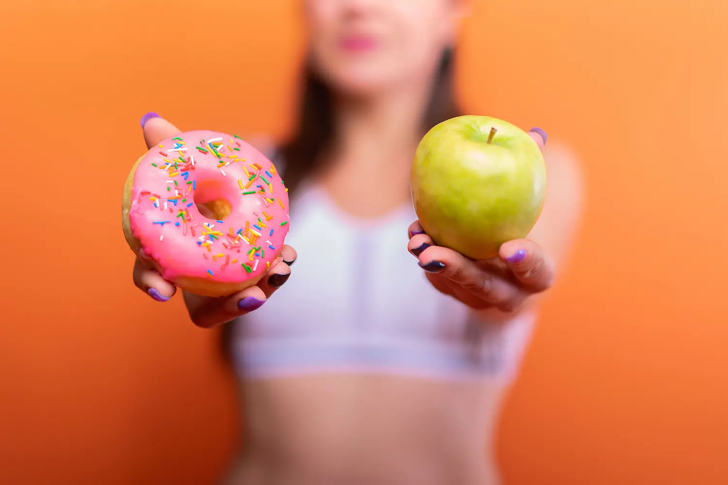 Choix entre une pomme et un aliment sucré pour adapter son alimentation à ses objectifs sportifs