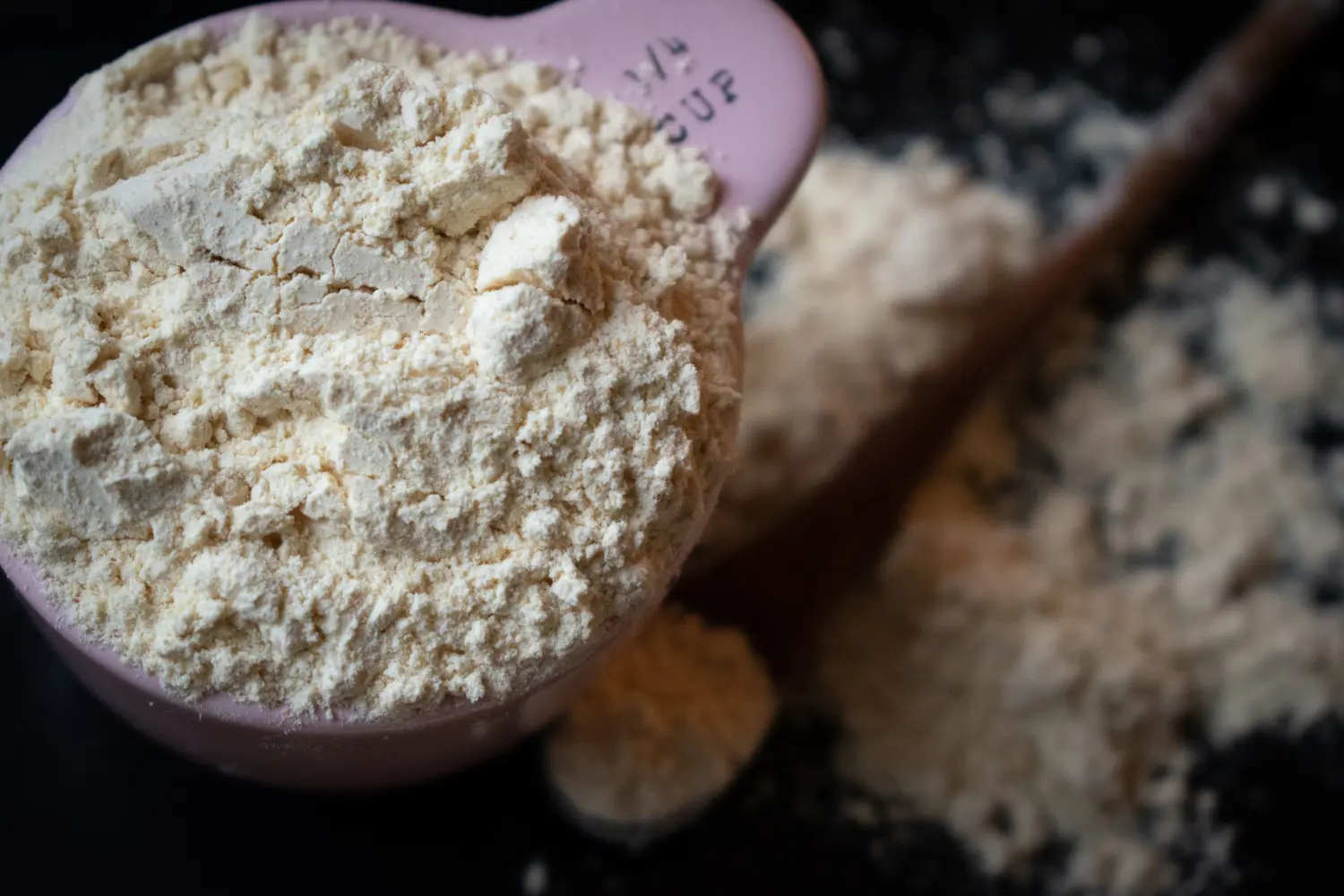 Poudre protéinée représentant la whey et les compléments alimentaires sportifs