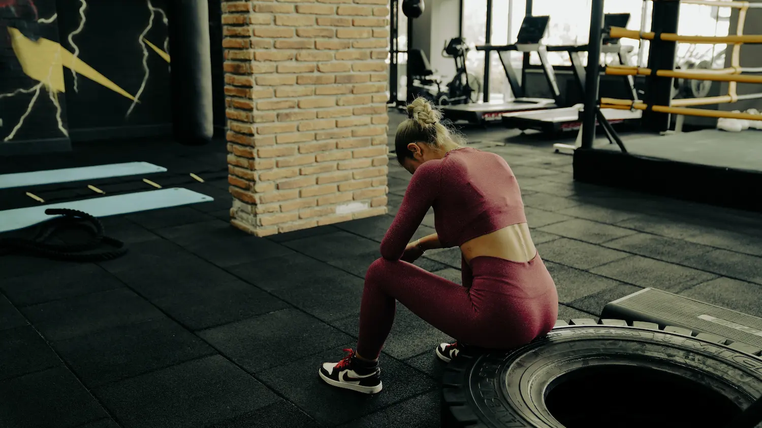 Sportive fatiguée après une séance illustrant les erreurs de nutrition et de récupération
