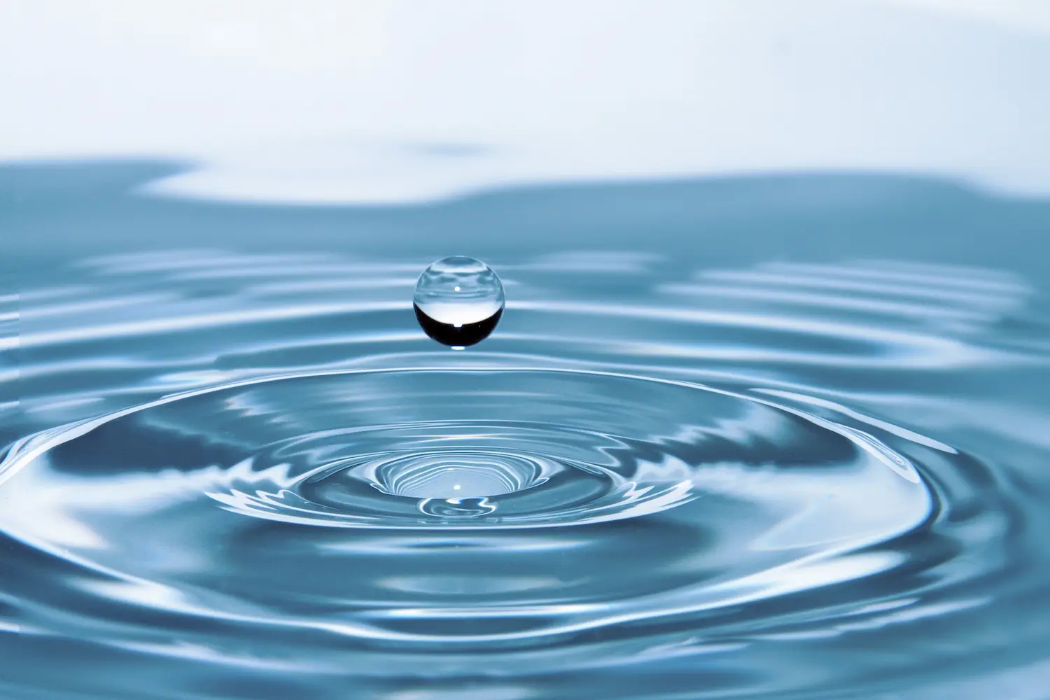 Goutte d’eau illustrant l’importance de l’hydratation pour la performance sportive