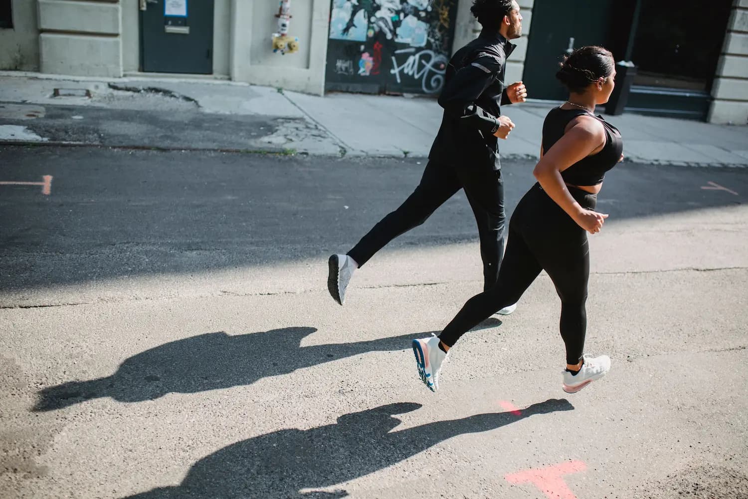 Deux sportifs courant en extérieur pour illustrer la nutrition des sports d’endurance