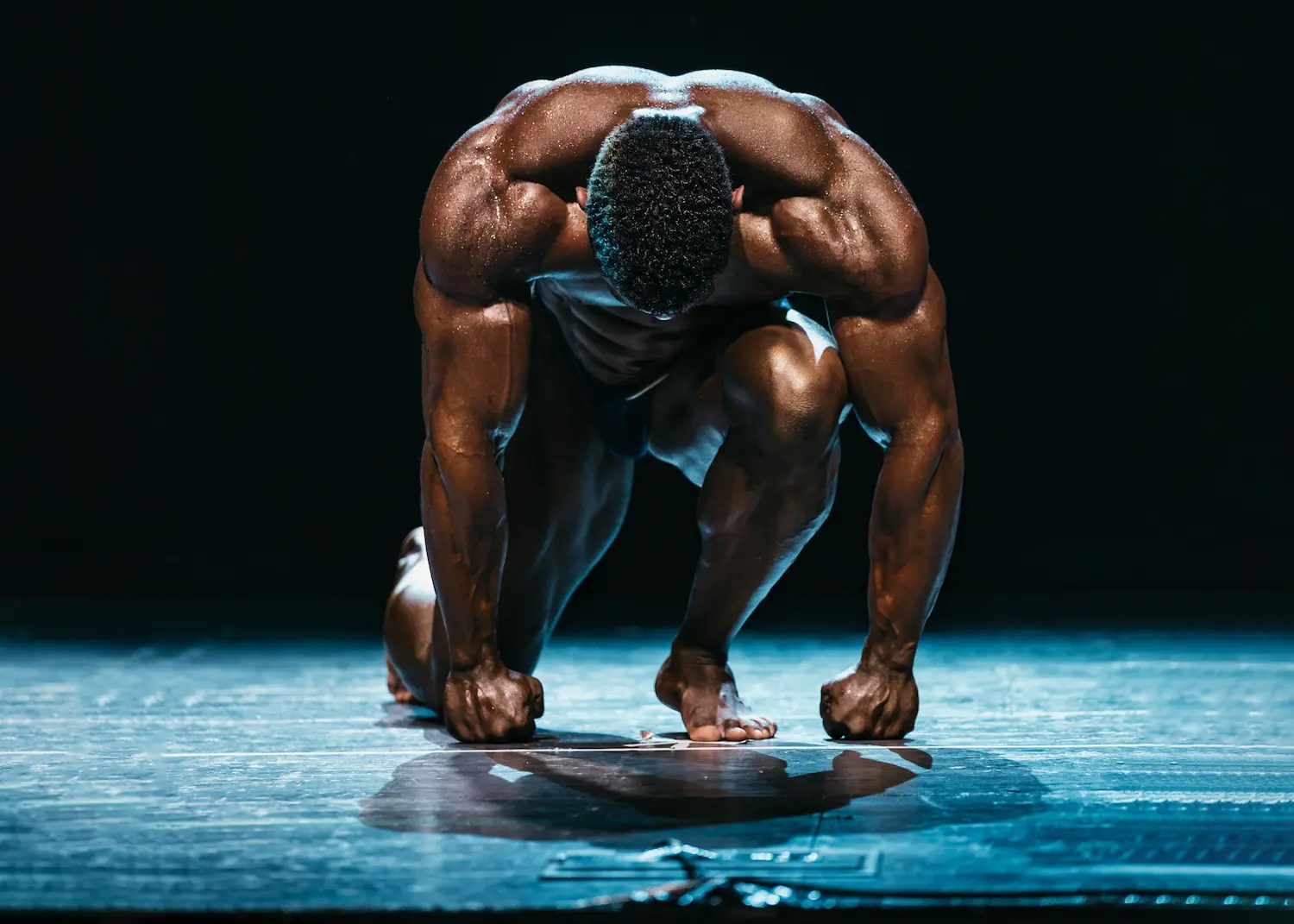 Sportif musclé illustrant un objectif de prise de masse musculaire