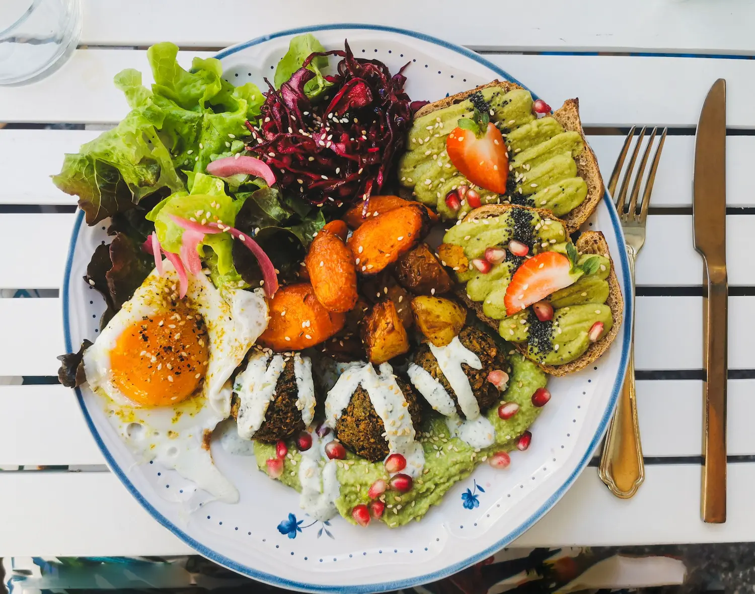 Repas équilibré avec légumes, œuf et avocat avant ou après un entraînement