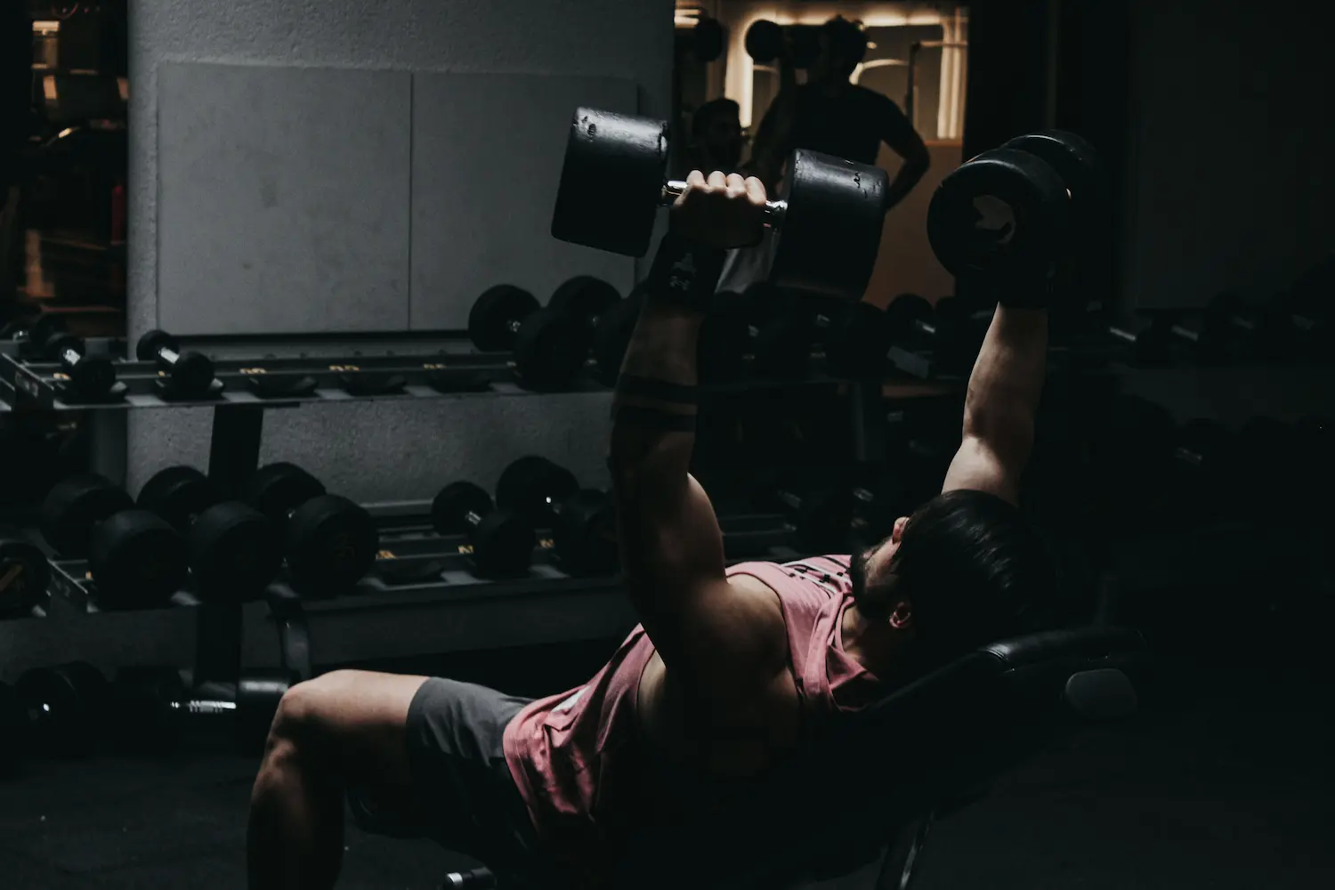 Pratiquant conservant des exercices réguliers pour suivre ses performances