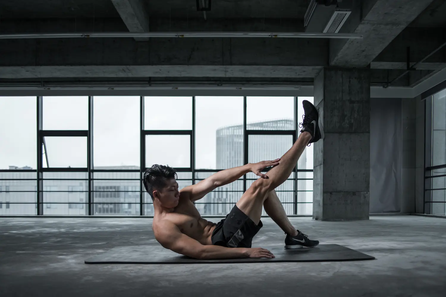 Sportif maîtrisant son mouvement avant d’augmenter la difficulté