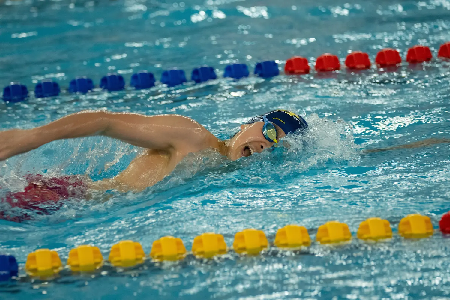 Une nageuse pratique le crawl dans une piscine