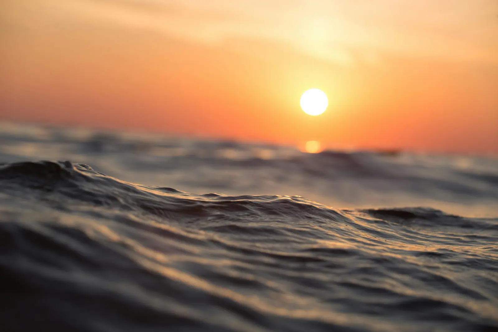 Océan sous un coucher de soleil