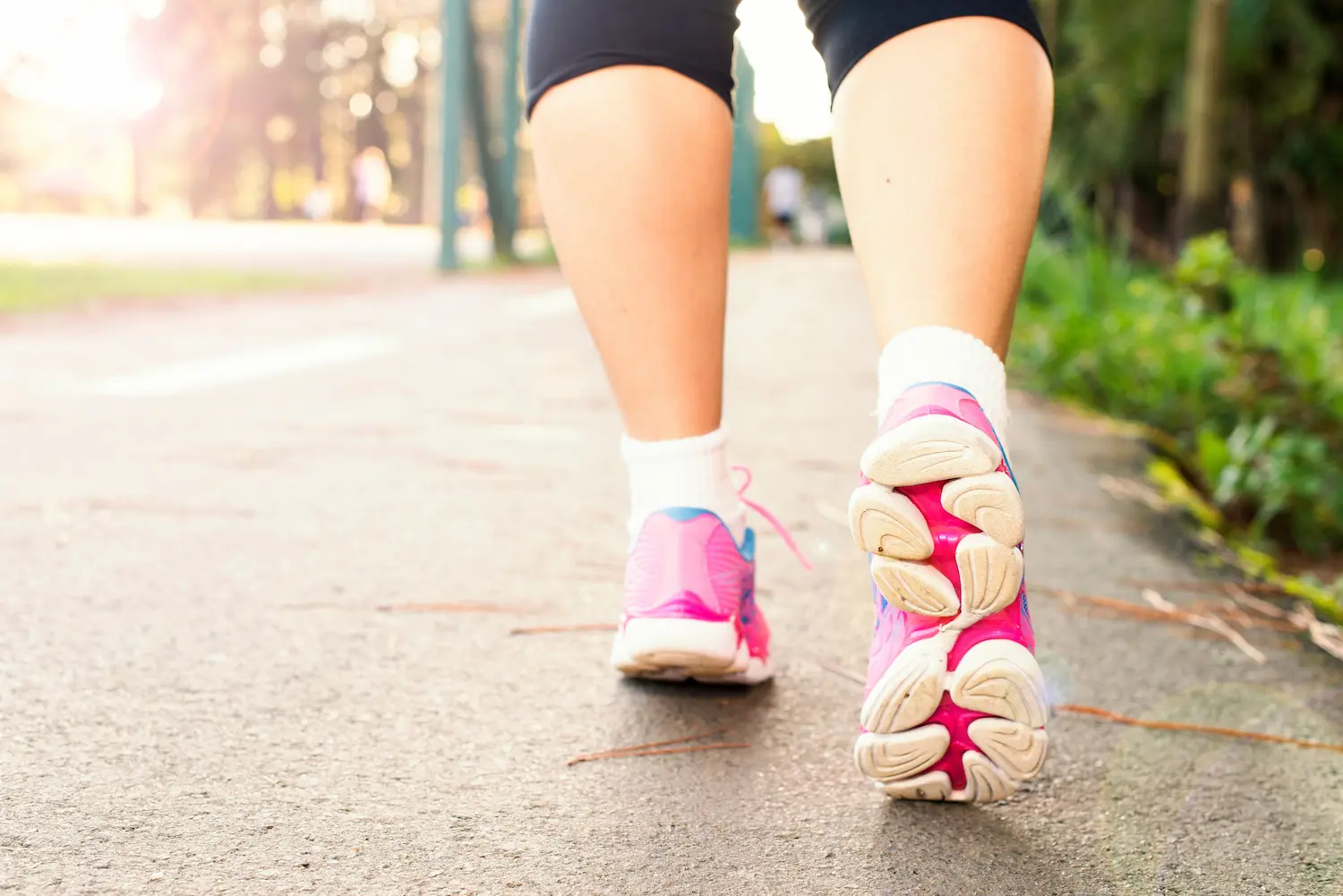 Une personne en chaussures de sport se déplace sur un chemin