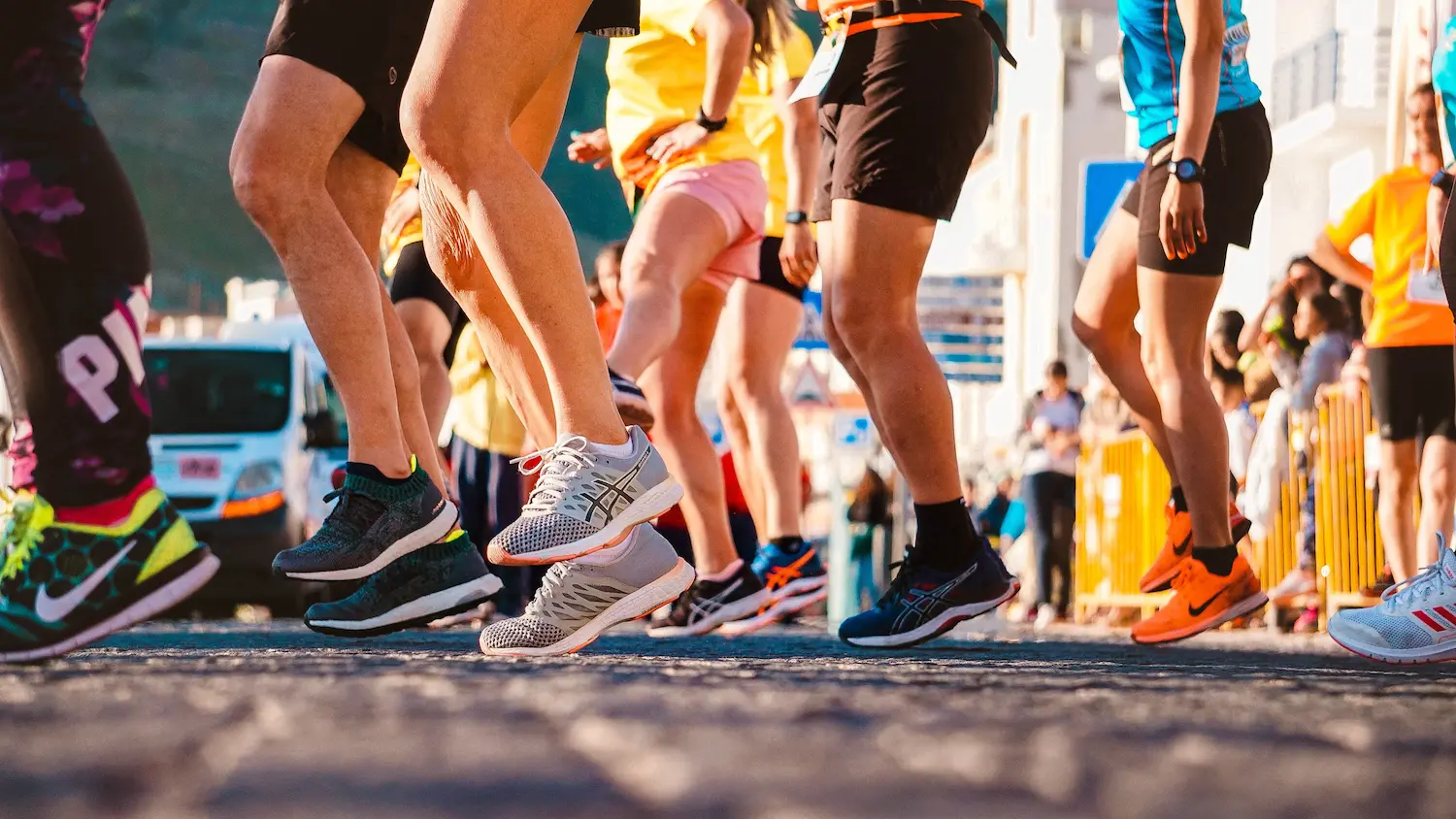 Jambes de participants à une course collective en extérieur