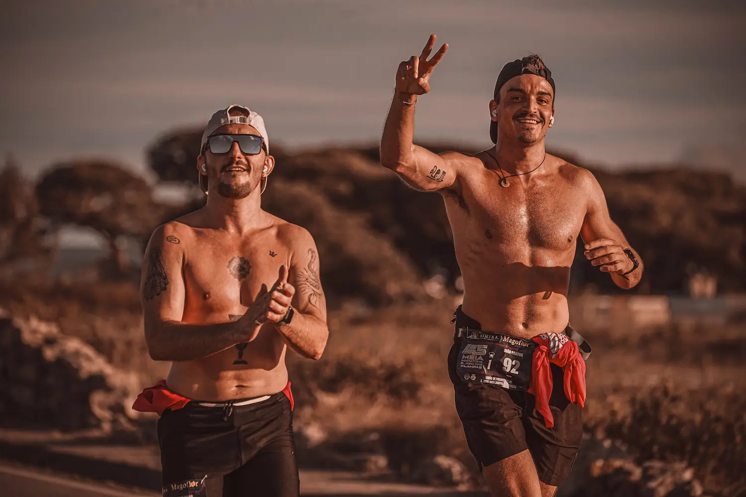 Deux sportifs courent ensemble sur un sentier en extérieur