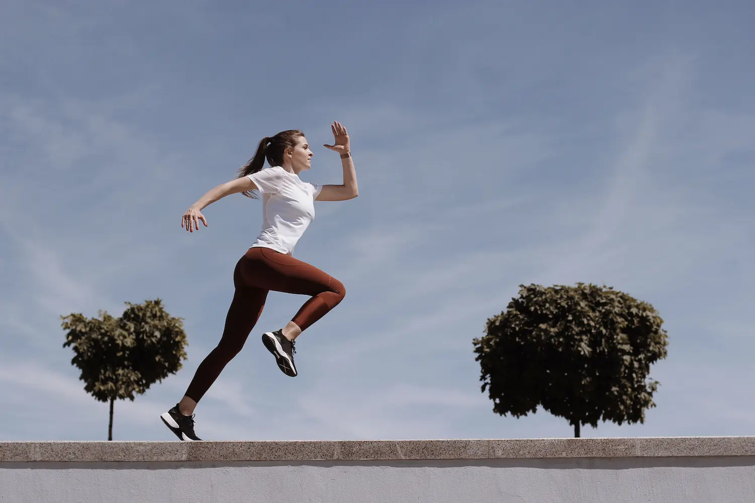 Une sportive court en plein air