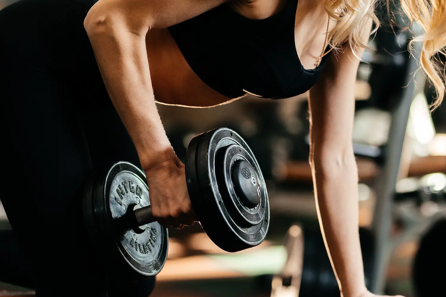 Pratiquante faisant progresser ses charges et ses répétitions en musculation